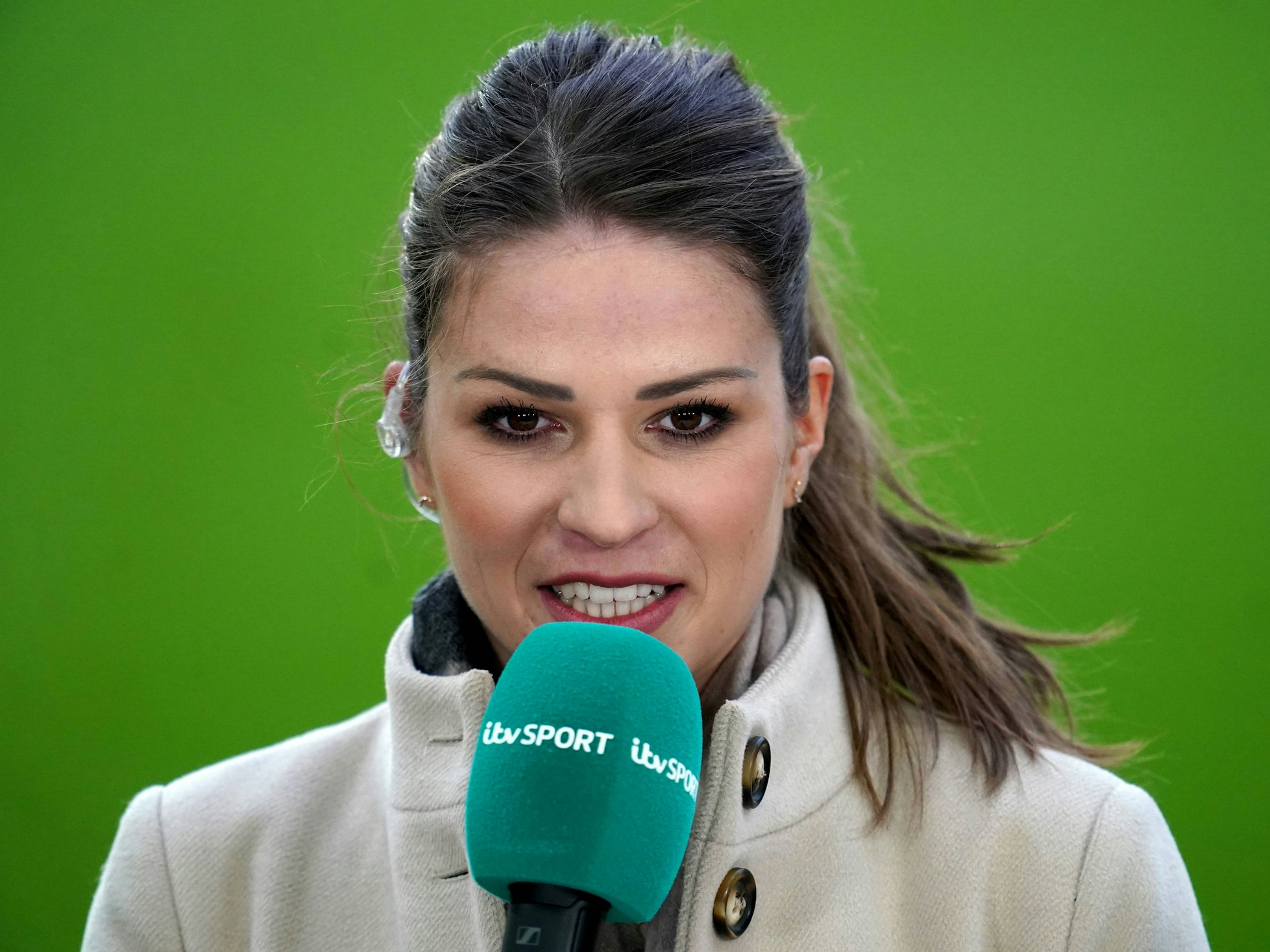 Melanie Leupolz spricht in ein Mikrofon.