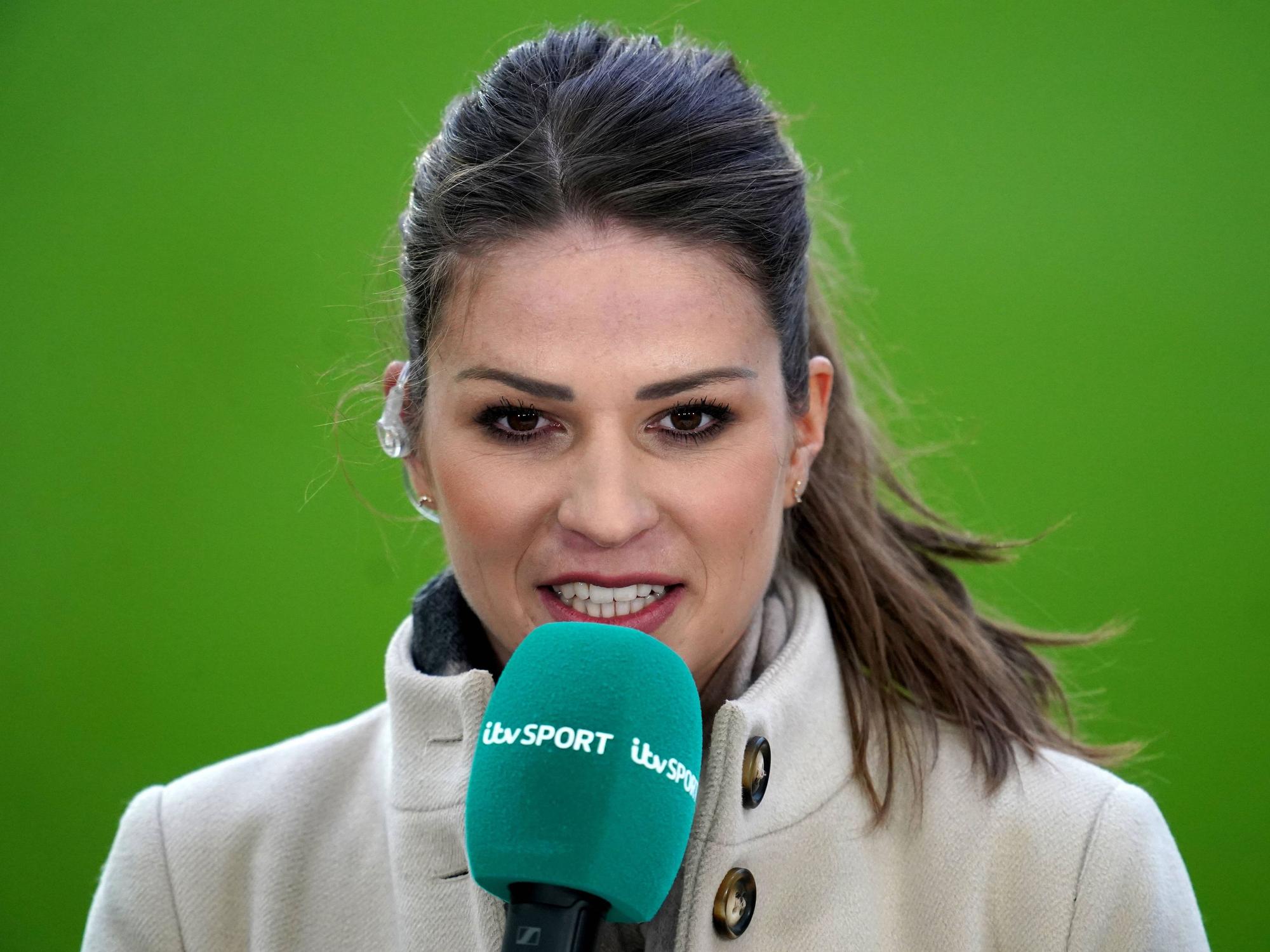 Melanie Leupolz spricht in ein Mikrofon.