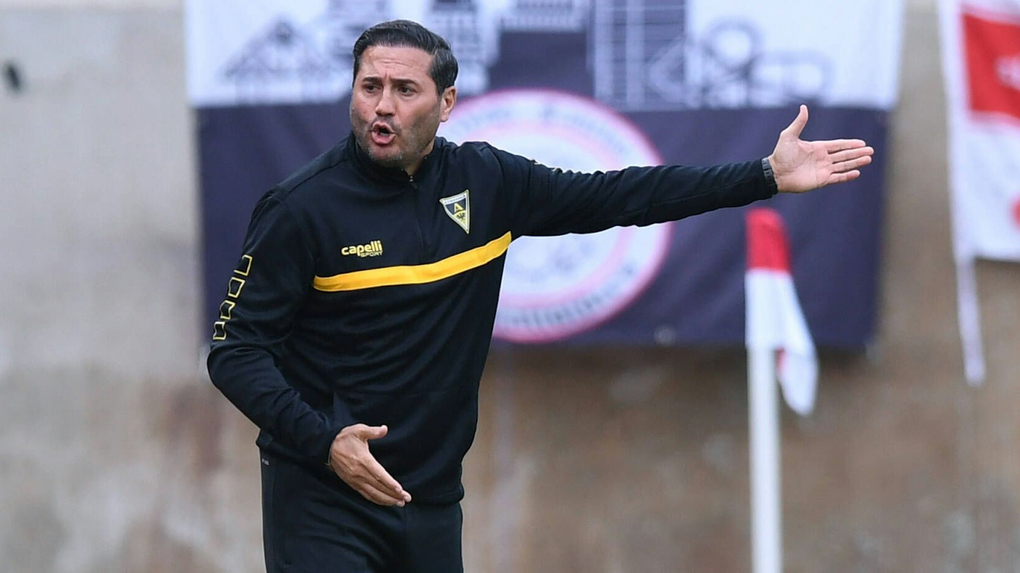 Trainer Fuat Kilic gestikuliert am Spielfeldrand.