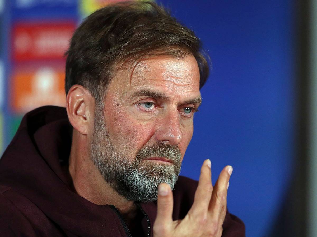 Jürgen Klopp gestikuliert auf der Pressekonferenz.