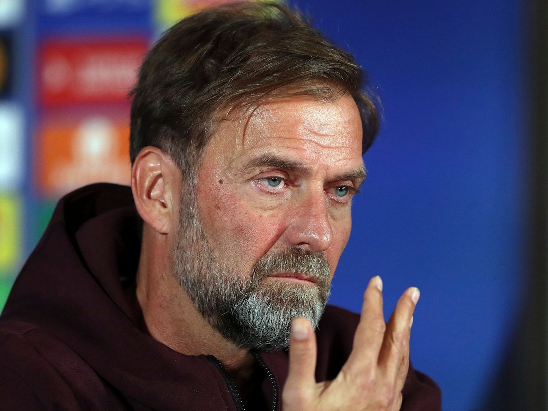 Jürgen Klopp gestikuliert auf der Pressekonferenz.