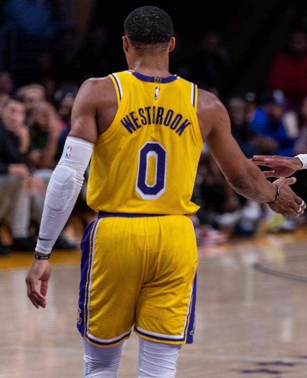Dennis Schröder (rechts) im Trikot der Los Angeles Lakers am 12. Oktober 2022 beim Testspiel gegen die Minnesota Timberwolves an der Seite von Russel Westbrook.