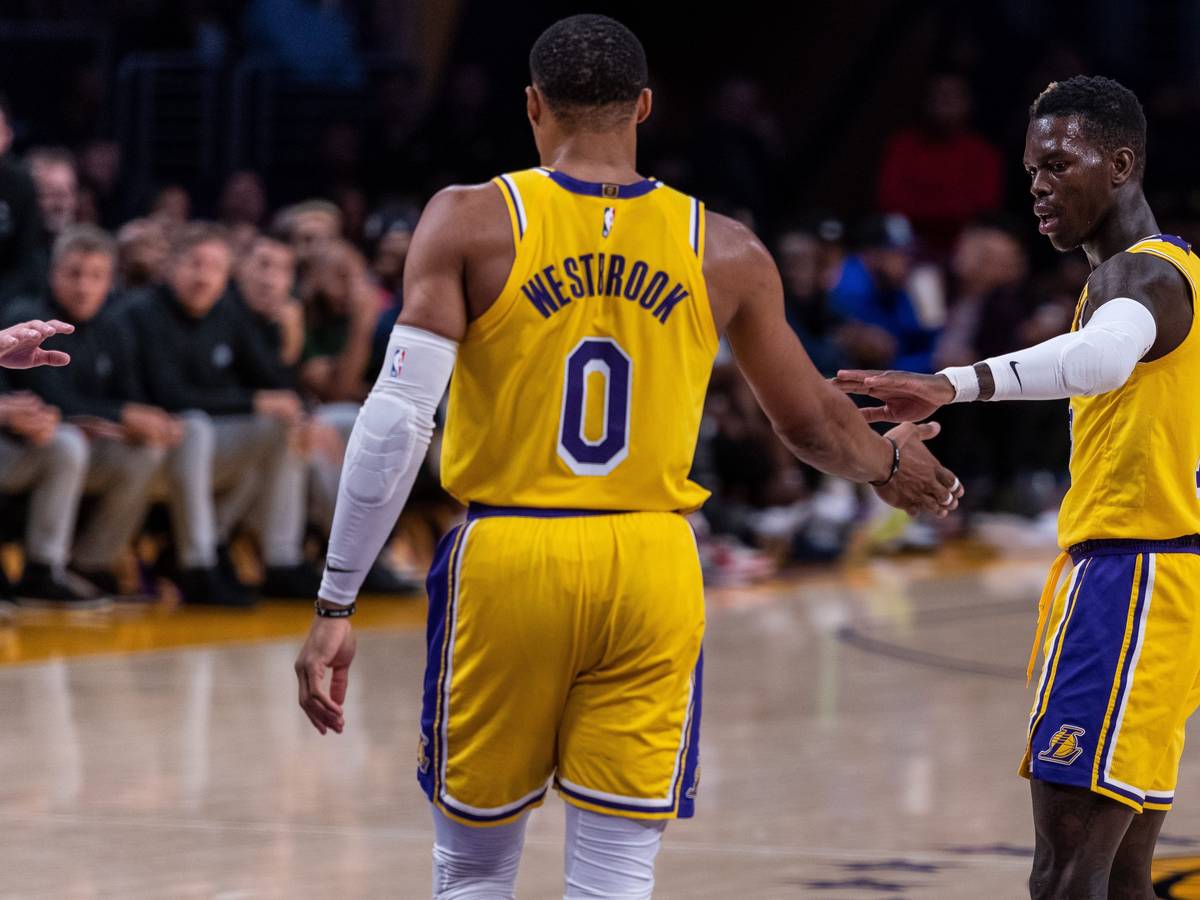 Dennis Schröder (rechts) im Trikot der Los Angeles Lakers am 12. Oktober 2022 beim Testspiel gegen die Minnesota Timberwolves an der Seite von Russel Westbrook.
