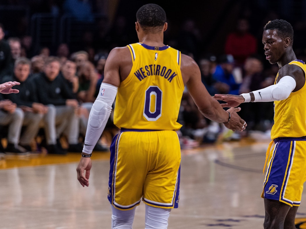Dennis Schröder (rechts) im Trikot der Los Angeles Lakers am 12. Oktober 2022 beim Testspiel gegen die Minnesota Timberwolves an der Seite von Russel Westbrook.