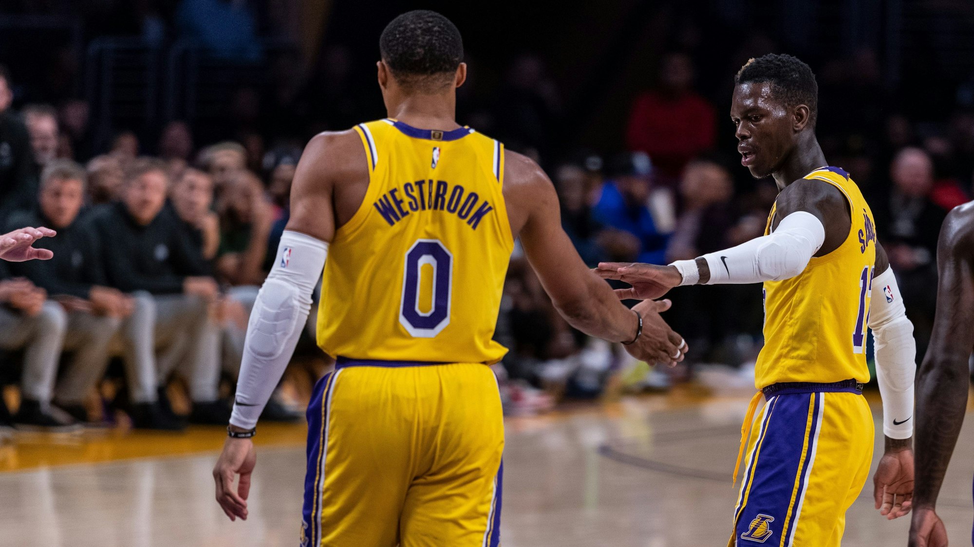 Dennis Schröder (rechts) im Trikot der Los Angeles Lakers am 12. Oktober 2022 beim Testspiel gegen die Minnesota Timberwolves an der Seite von Russel Westbrook.