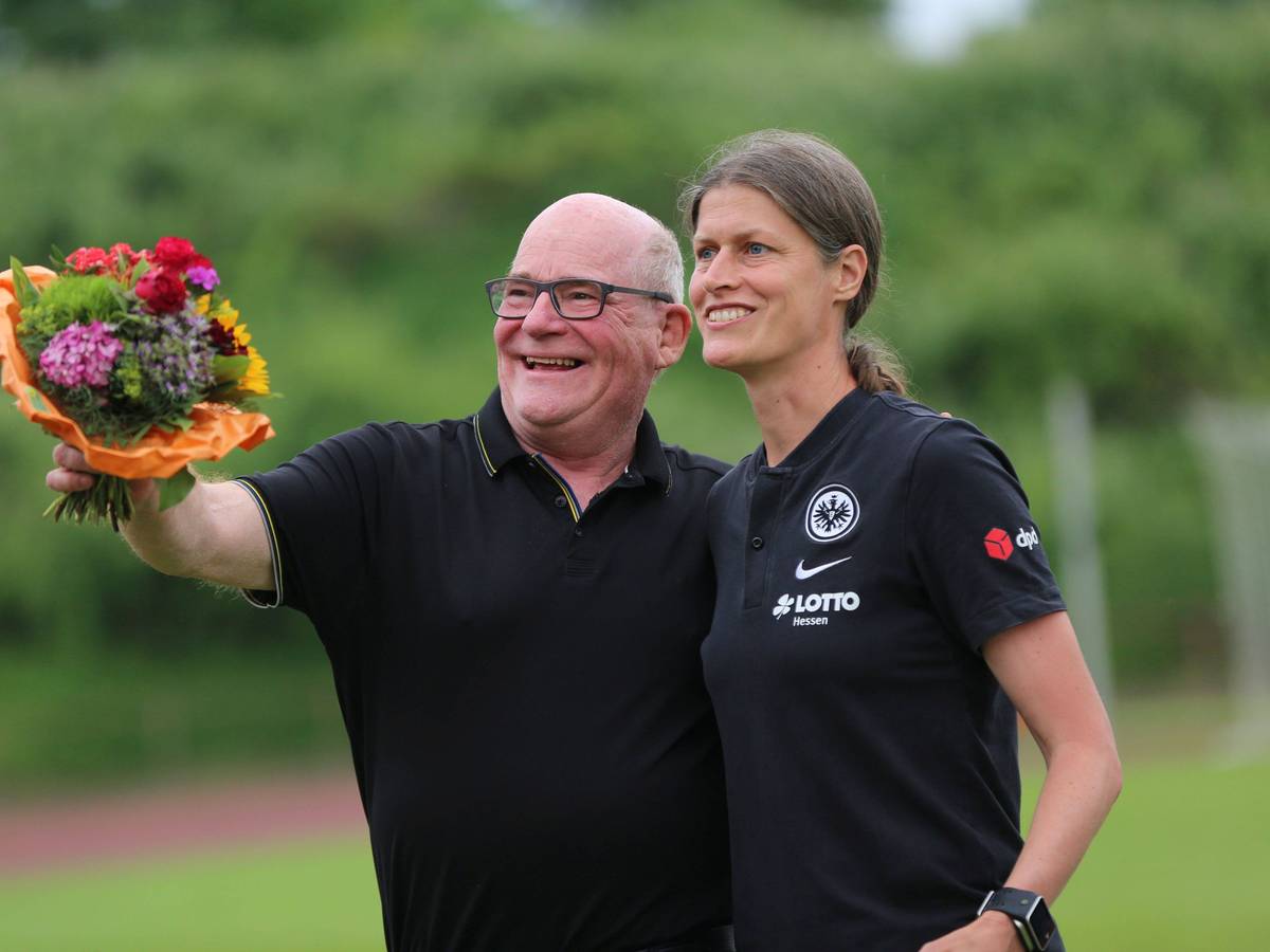Siegfried Dietrich spricht am Rande eines Frauenfußball-Spiels von Eintracht Frankfurt II mit Kerstin Garefrekes. Dietrich muss seine Ämter bei Eintracht Frankfurt und beim DFB niederlegen,
