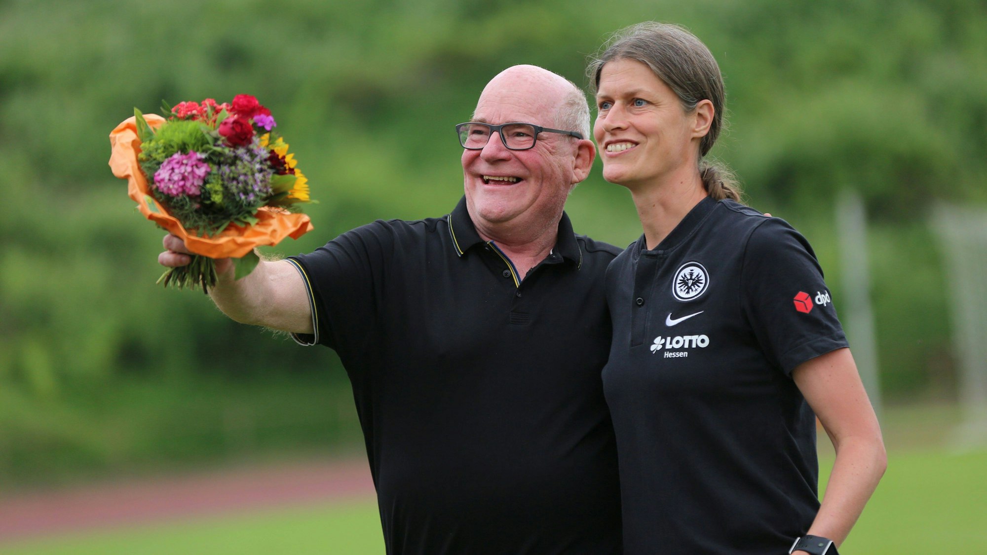 Siegfried Dietrich spricht am Rande eines Frauenfußball-Spiels von Eintracht Frankfurt II mit Kerstin Garefrekes. Dietrich muss seine Ämter bei Eintracht Frankfurt und beim DFB niederlegen,