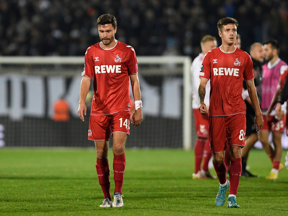 FC-Kapitän Jonas Hector (l.) und Denis Huseinbasic sind nach der Niederlage gegen Partizan Belgrad (13. Oktober 2022) niedergeschlagen.