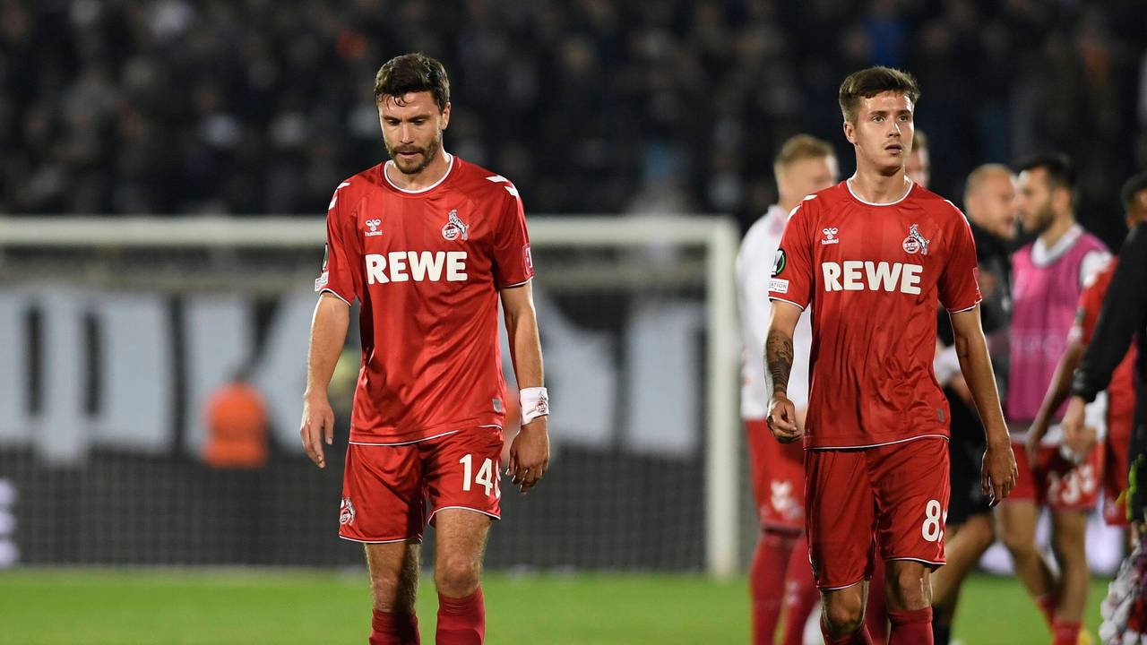 FC-Kapitän Jonas Hector (l.) und Denis Huseinbasic sind nach der Niederlage gegen Partizan Belgrad (13. Oktober 2022) niedergeschlagen.