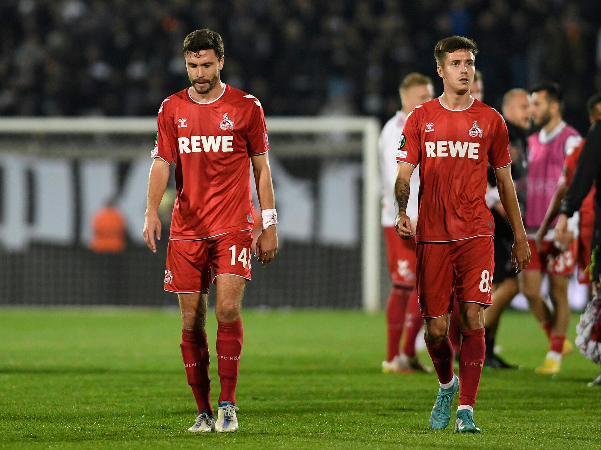 FC-Kapitän Jonas Hector (l.) und Denis Huseinbasic sind nach der Niederlage gegen Partizan Belgrad (13. Oktober 2022) niedergeschlagen.