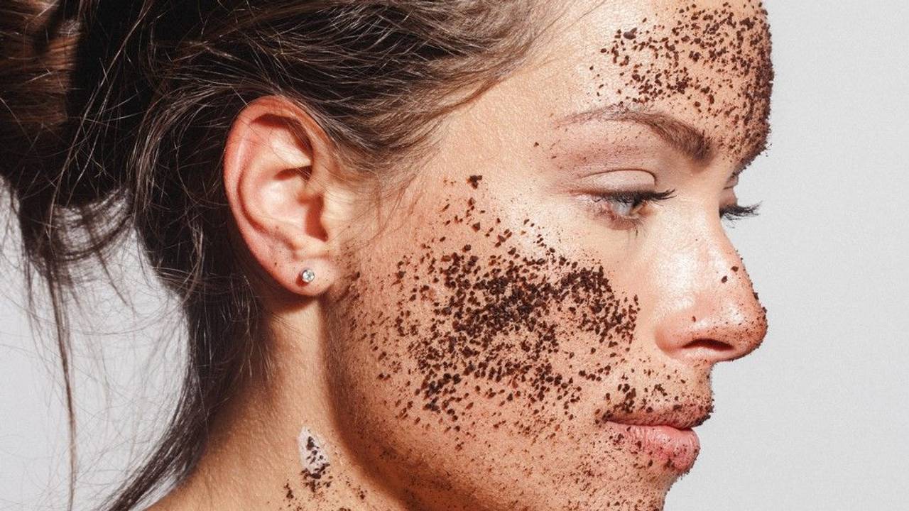Junge Frau mit Kaffeesatz-Peeling auf einem undatierten Symbolfoto