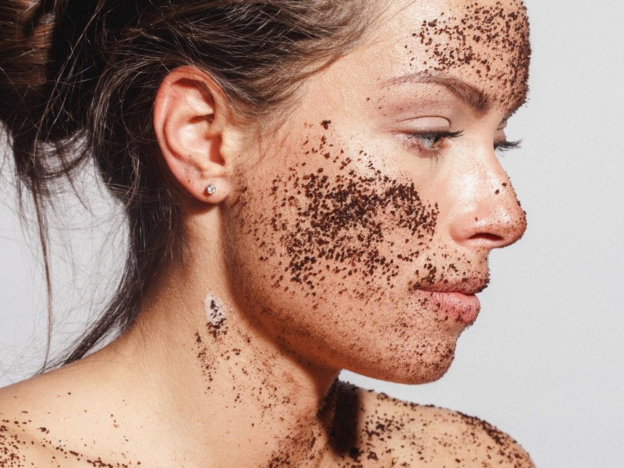 Junge Frau mit Kaffeesatz-Peeling auf einem undatierten Symbolfoto