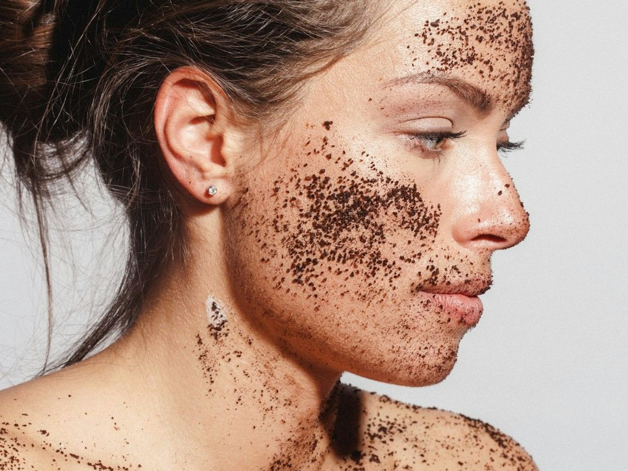 Junge Frau mit Kaffeesatz-Peeling auf einem undatierten Symbolfoto