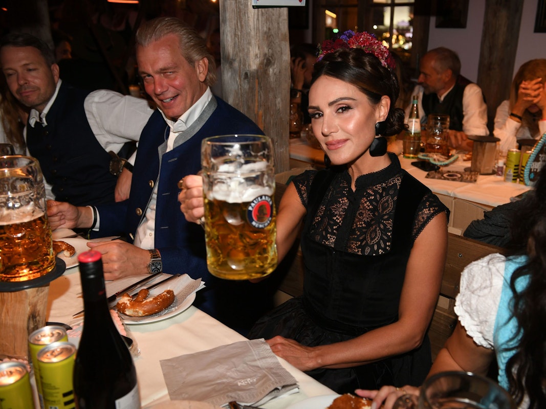 Die Moderatorin Nazan Eckes feiert beim «Almauftrieb» im Käfer-Zelt (18.9.2022) auf dem Oktoberfest.