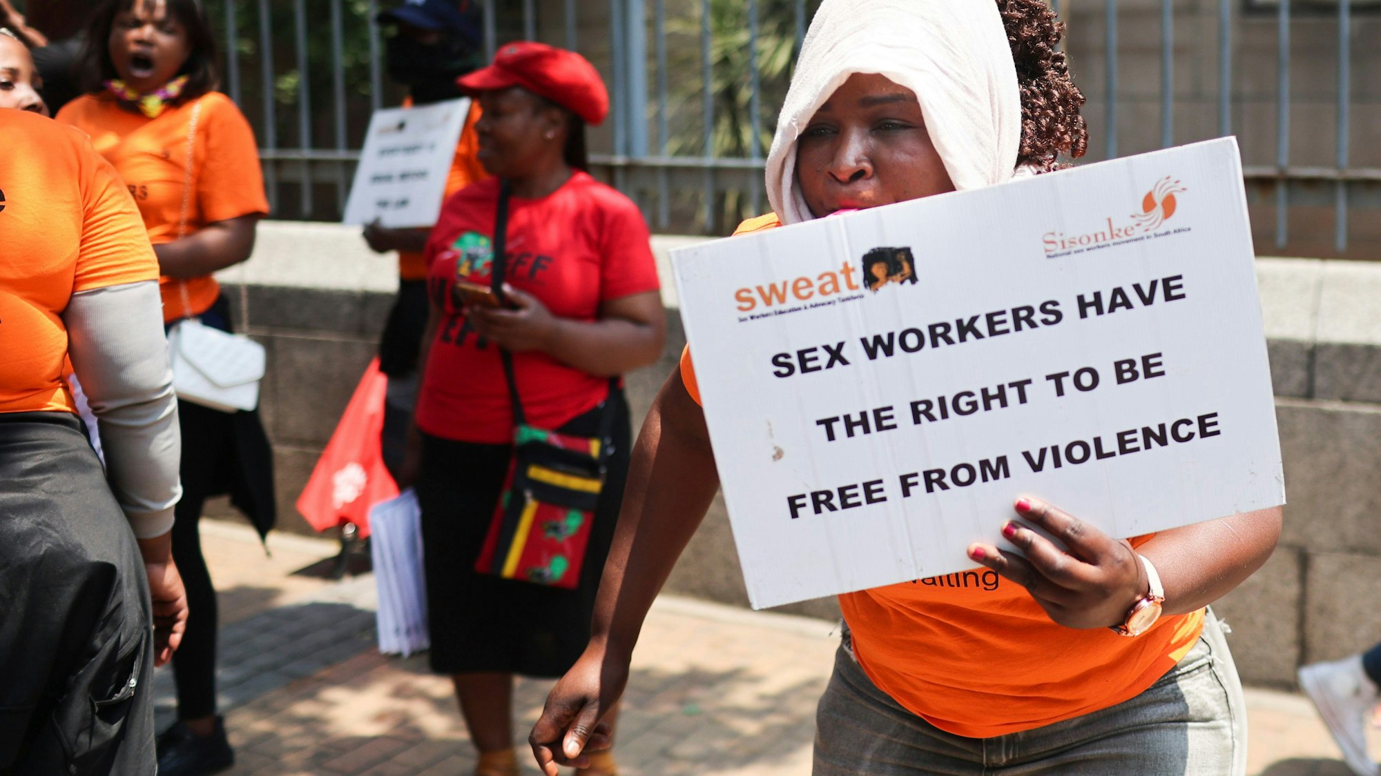 In Johannesburg protestieren am 11. Oktober 2022 Frauenrechtlerinnen vor dem Haus eines Mannes, der sechs Menschen getötet haben soll.