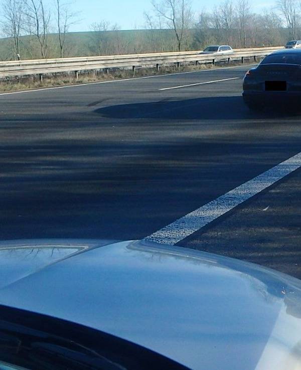 Ein Zivilfahrzeug der Polizei verfolgt ein Auto auf der Autobahn.