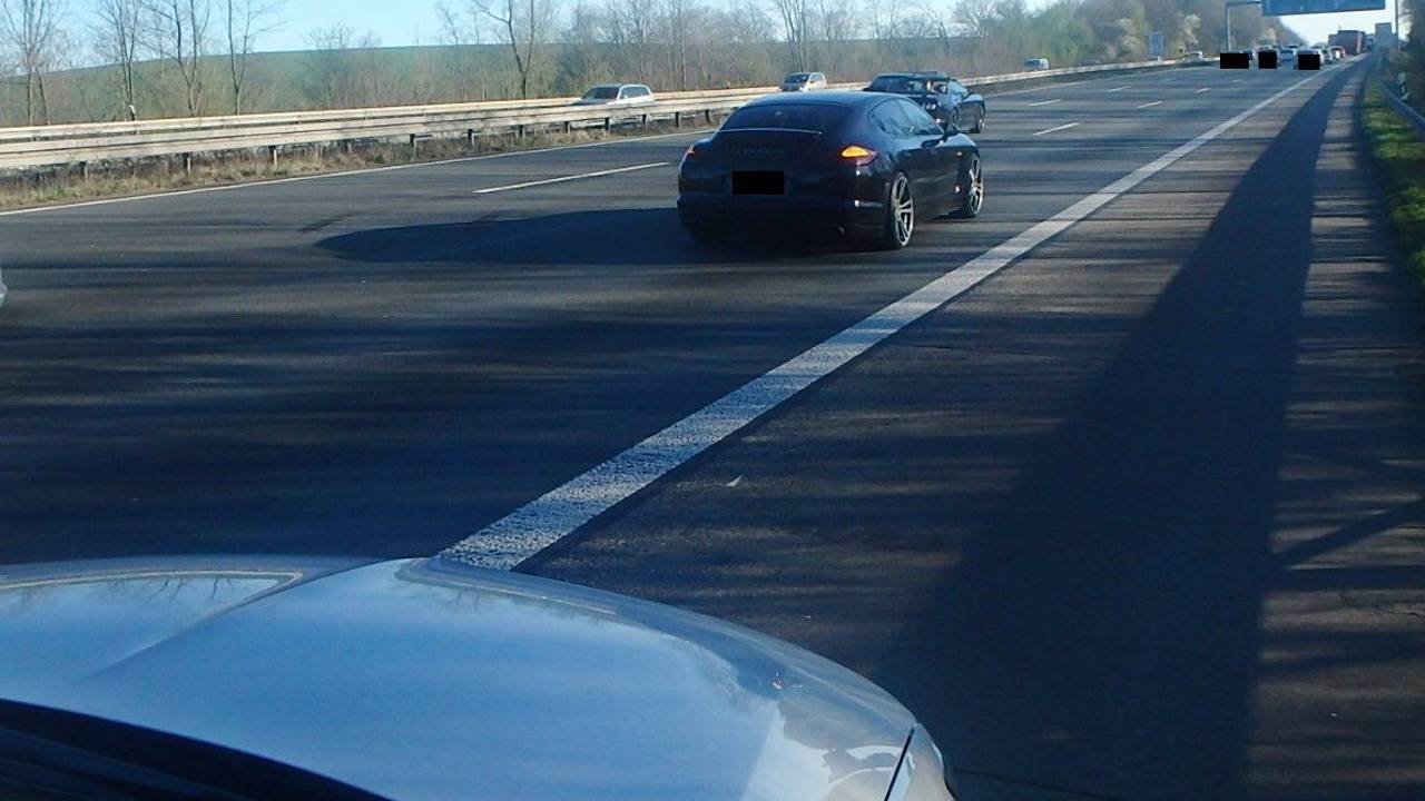 Ein Zivilfahrzeug der Polizei verfolgt ein Auto auf der Autobahn.