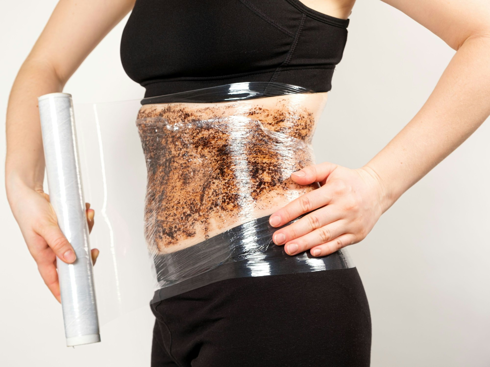 Hautpeeling mit Kaffeesatz und Frischhaltefolie auf einem undatierten Symbolfoto.