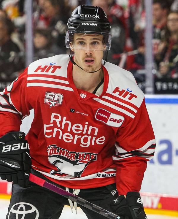 Lanxess Arena in Köln: Louis-Marc Aubry steht auf dem Eis.