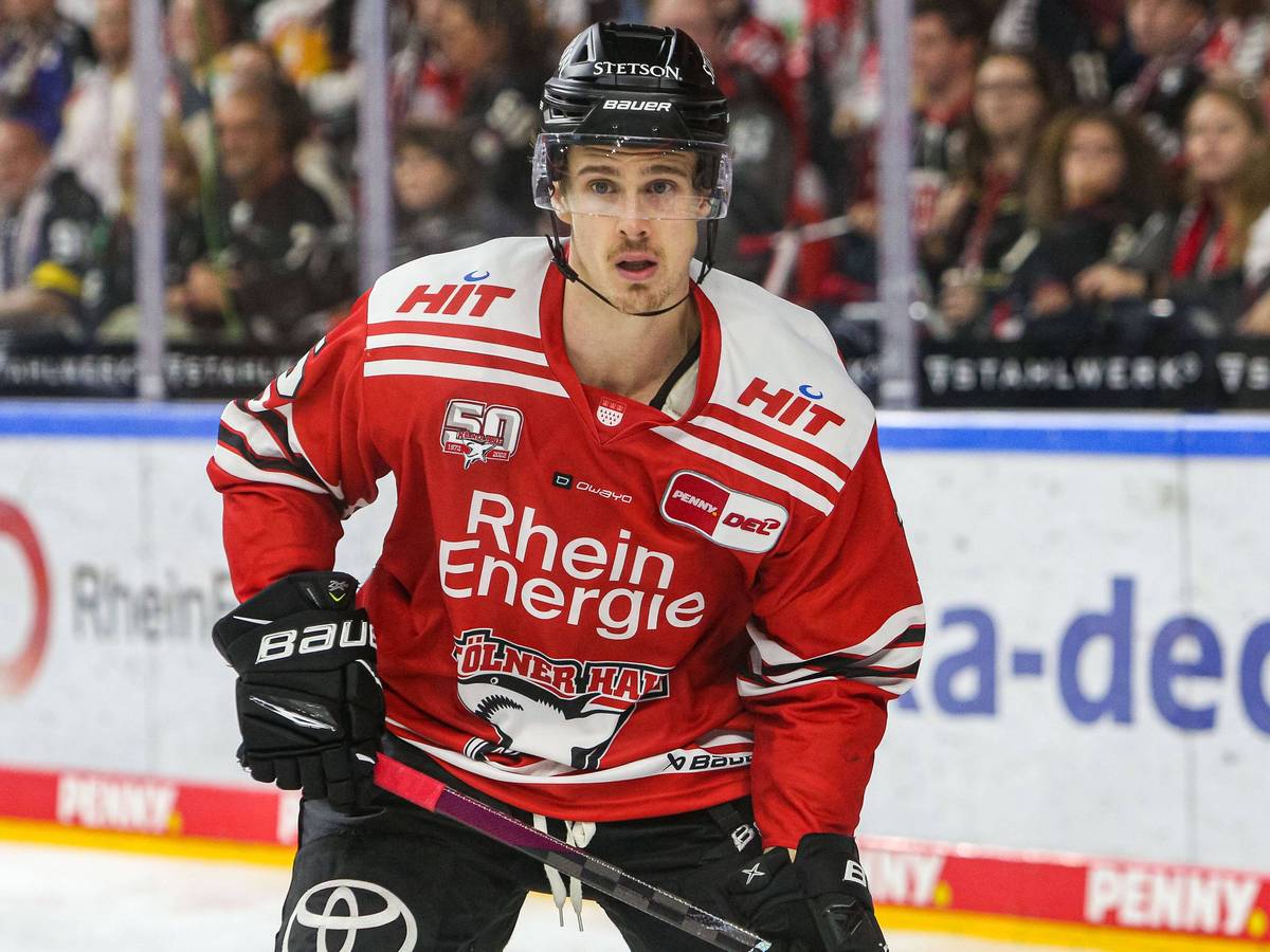 Lanxess Arena in Köln: Louis-Marc Aubry steht auf dem Eis.