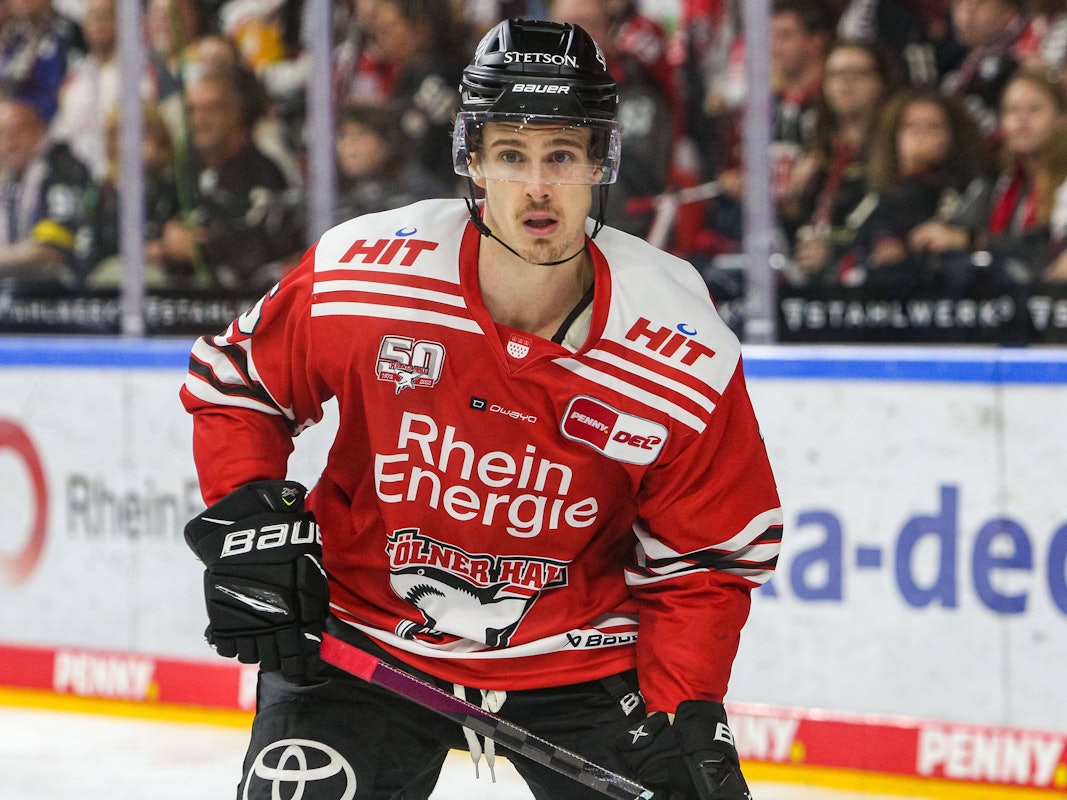 Lanxess Arena in Köln: Louis-Marc Aubry steht auf dem Eis.