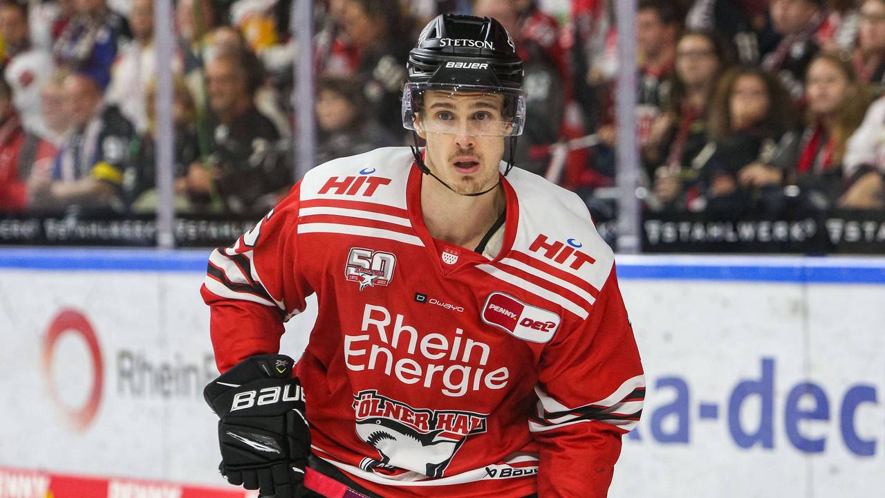 Lanxess Arena in Köln: Louis-Marc Aubry steht auf dem Eis.