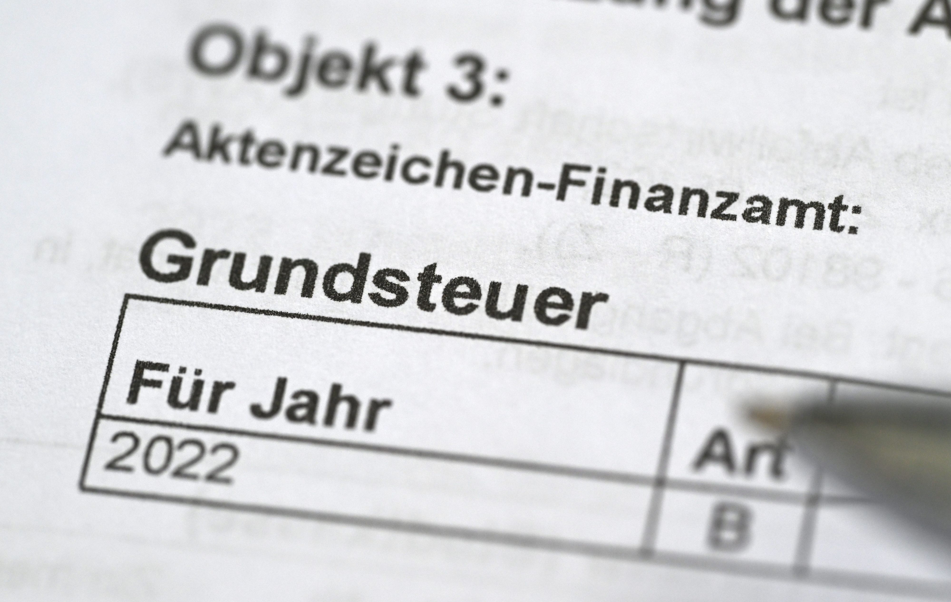 Das Wort Grundsteuer auf einem Bescheid für die Grundsteuer. Die Abgabefrist für die Grundsteuererklärung wird bundesweit einmalig von Ende Oktober bis Ende Januar 2023 verlängert.