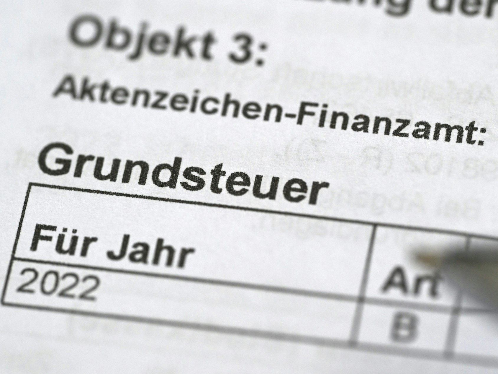 Das Wort Grundsteuer auf einem Bescheid für die Grundsteuer. Die Abgabefrist für die Grundsteuererklärung wird bundesweit einmalig von Ende Oktober bis Ende Januar 2023 verlängert.