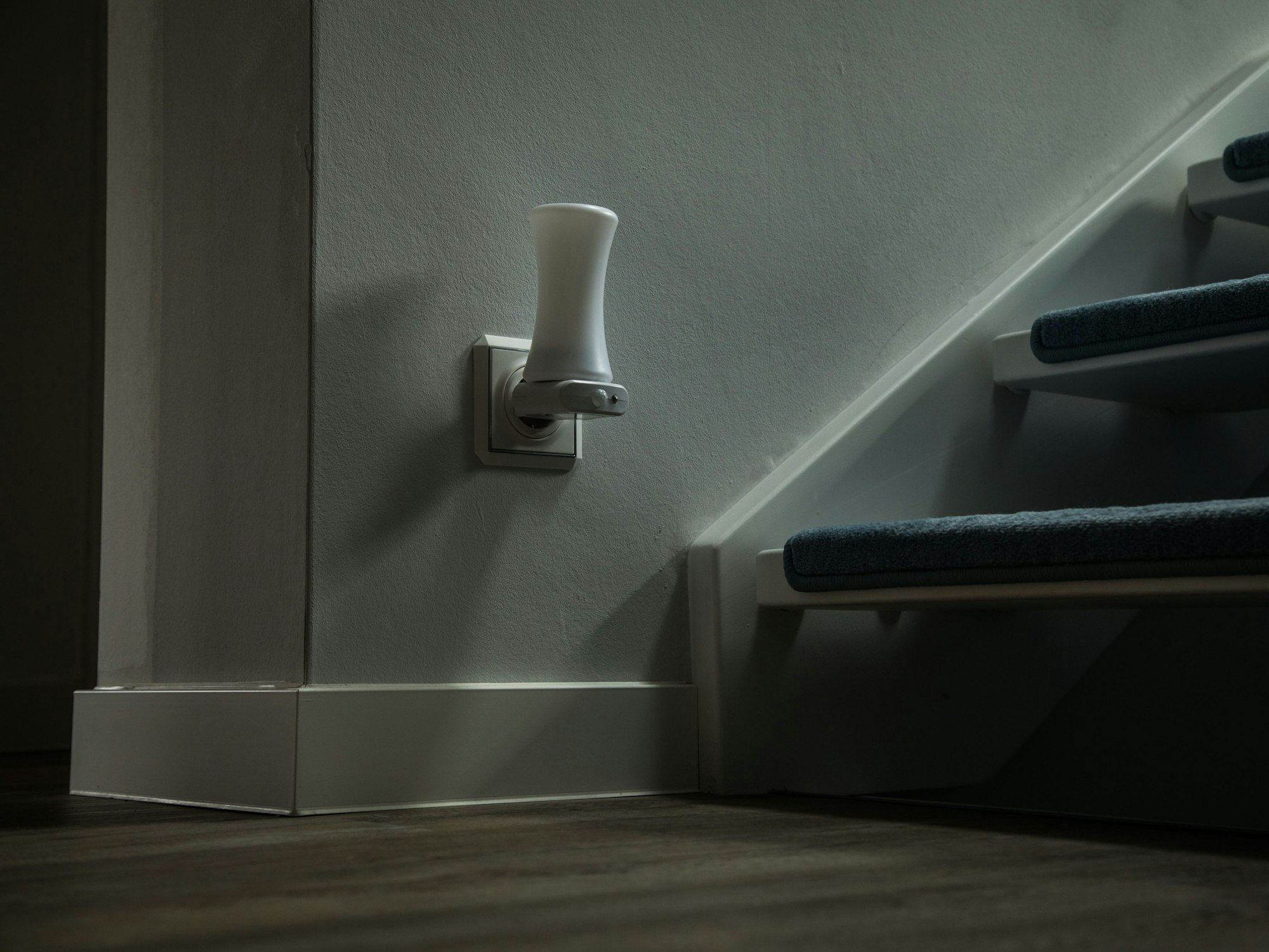 Ein Bewegungsmelder an einer Treppe.