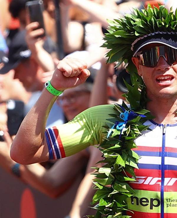 Ironman-Weltmeisterschaft: Der Norweger Gustav Iden jubelt, als er die Ziellinie überquert und den Hawaii Ironman Triathlon der Männer gewinnt..