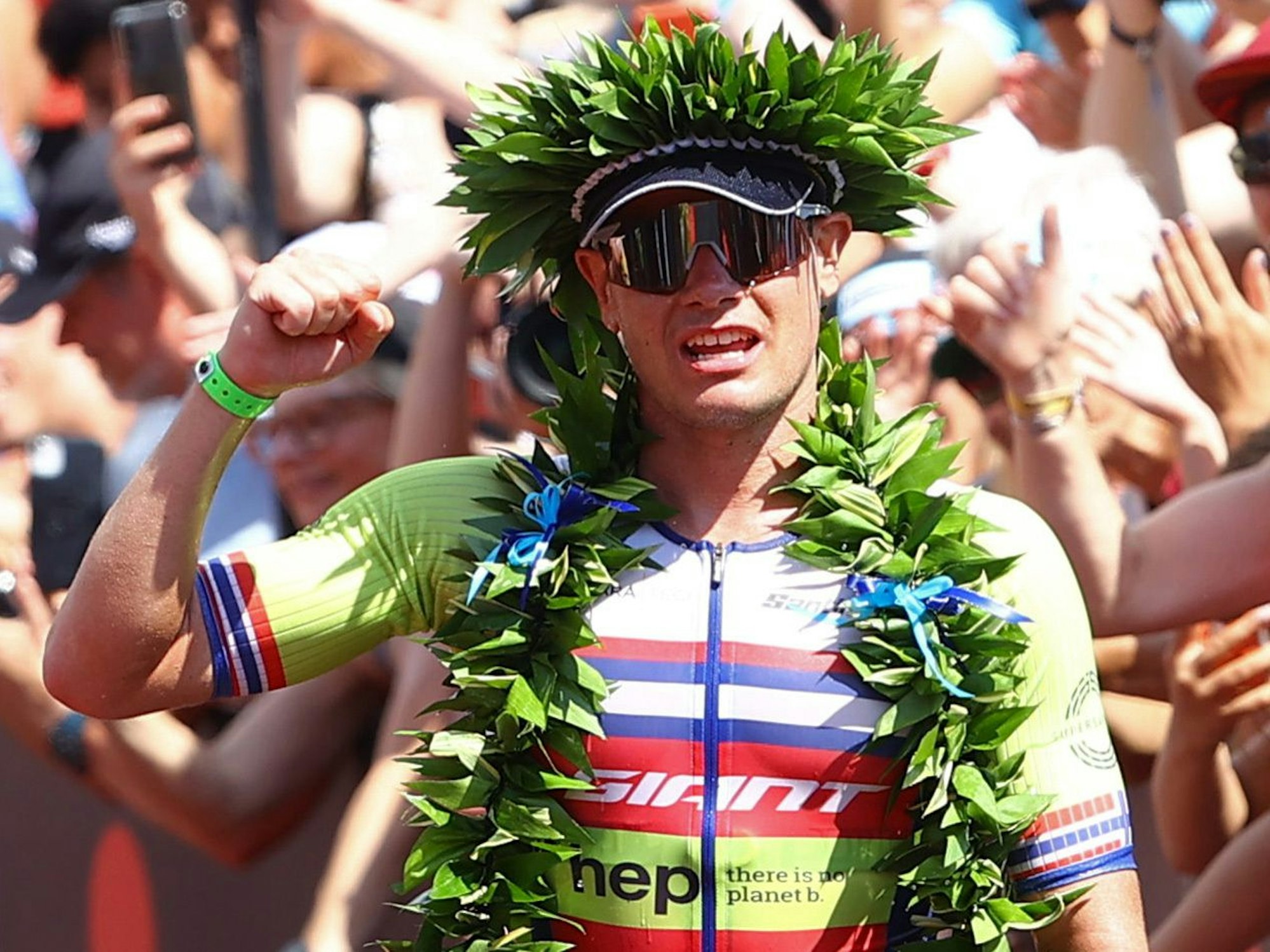 Ironman-Weltmeisterschaft: Der Norweger Gustav Iden jubelt, als er die Ziellinie überquert und den Hawaii Ironman Triathlon der Männer gewinnt..