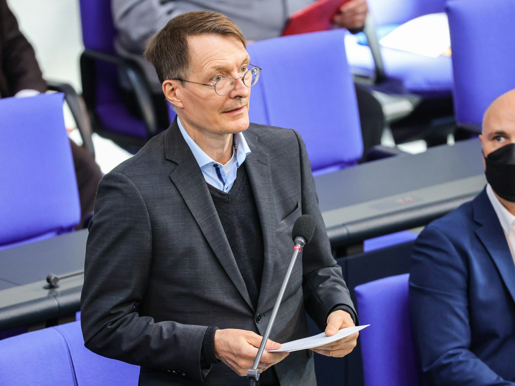 Karl Lauterbach beantwortet Fragen im Bundestag in Berlin.