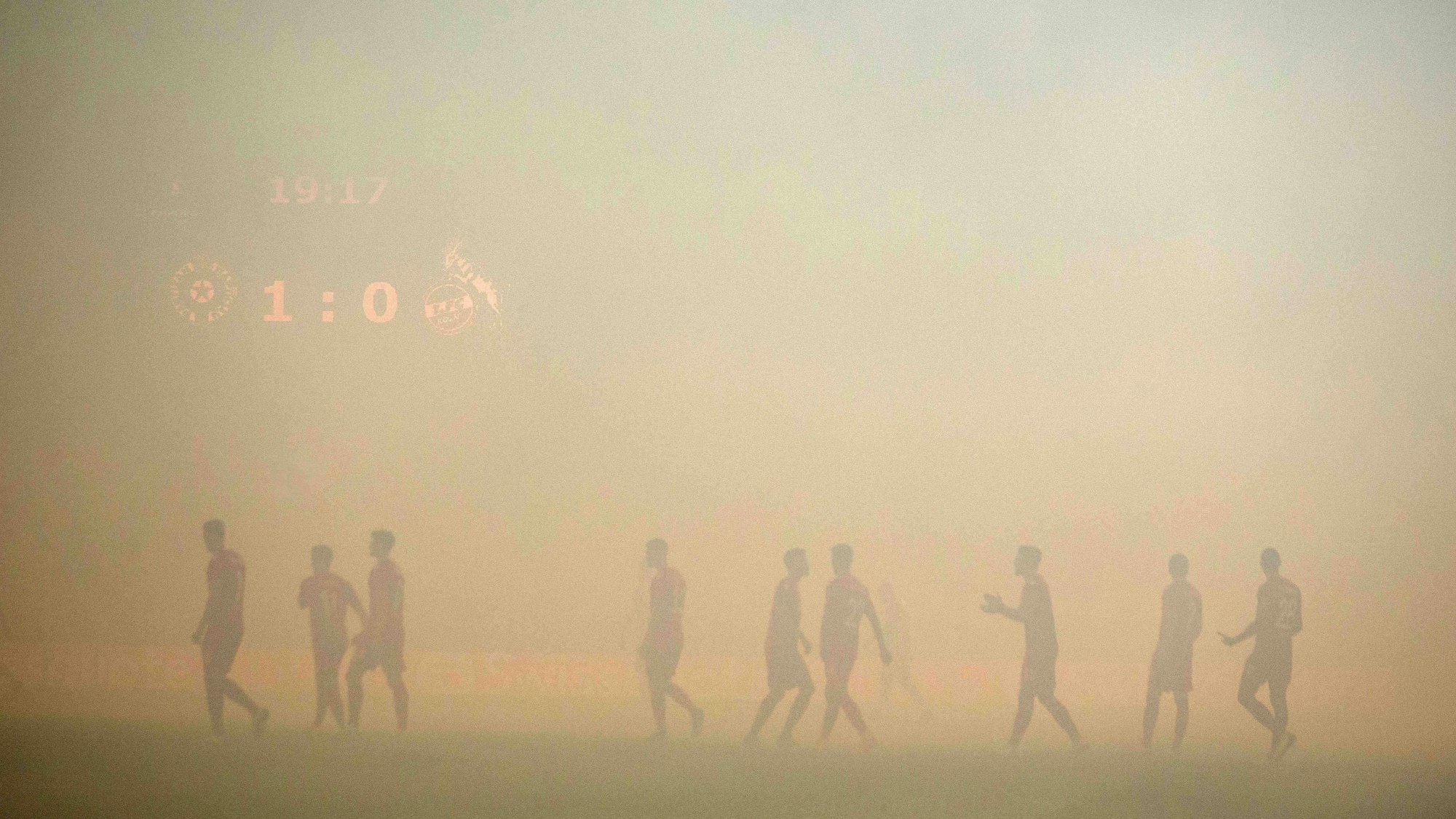 Das Spielfeld in Belgrad in Rauch gehüllt.