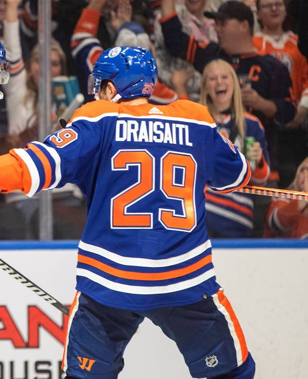 Leon Draisaitl jubelt gemeinsam mit Teamkollege Darnell Nurse über ein Tor der Edmonton Oilers.