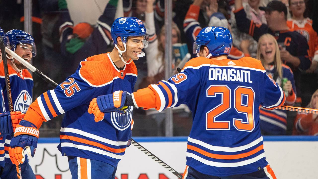 Leon Draisaitl jubelt gemeinsam mit Teamkollege Darnell Nurse über ein Tor der Edmonton Oilers.
