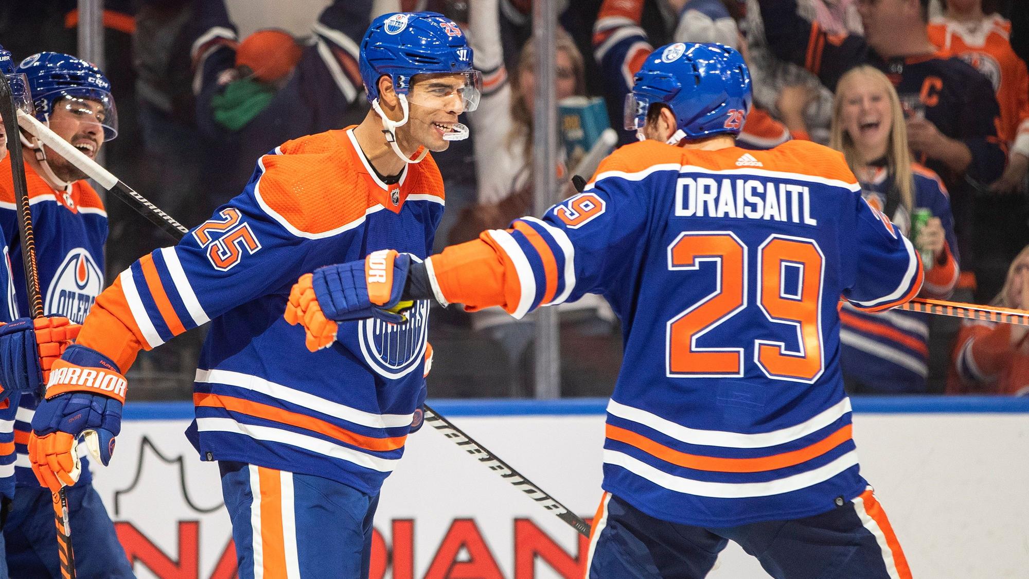 Leon Draisaitl jubelt gemeinsam mit Teamkollege Darnell Nurse über ein Tor der Edmonton Oilers.