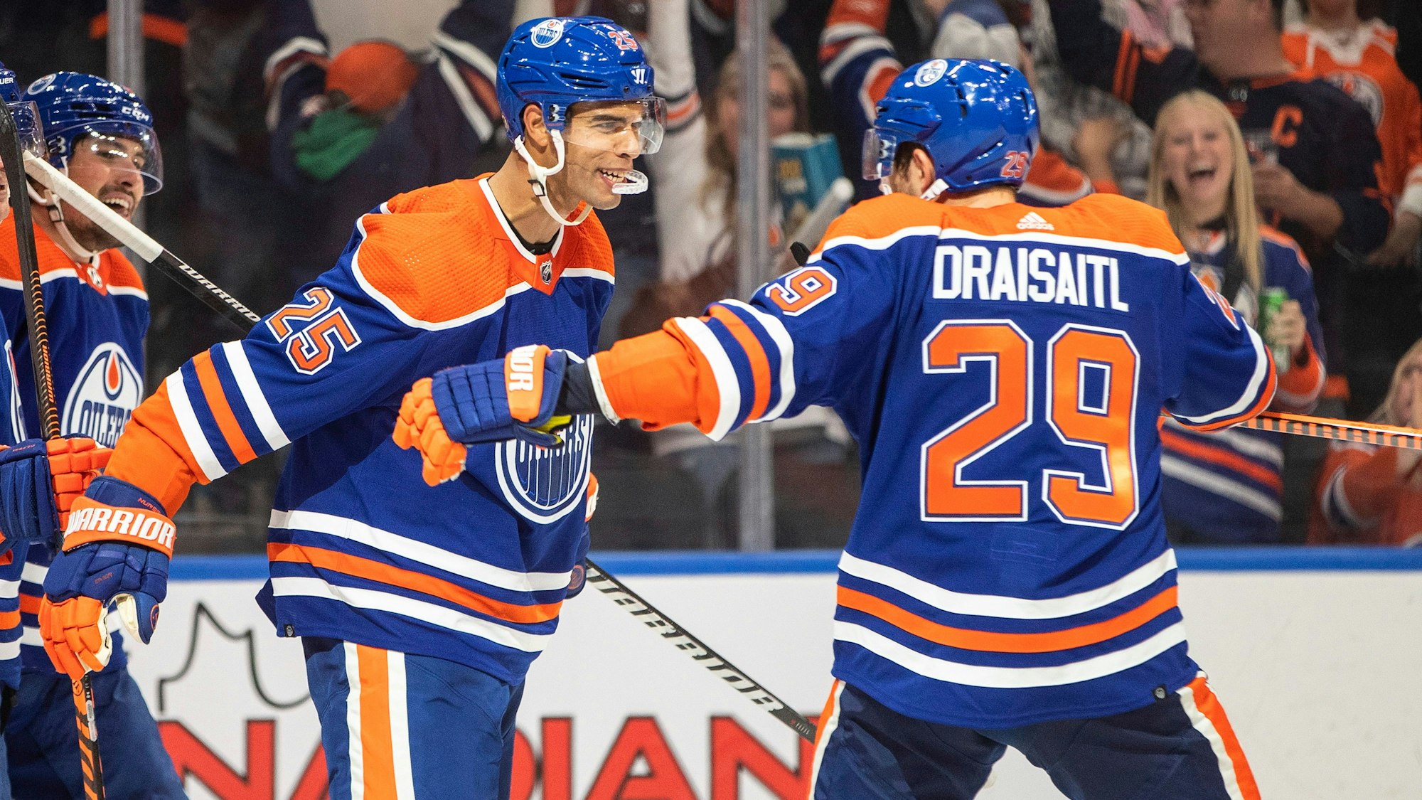 Leon Draisaitl jubelt gemeinsam mit Teamkollege Darnell Nurse über ein Tor der Edmonton Oilers.