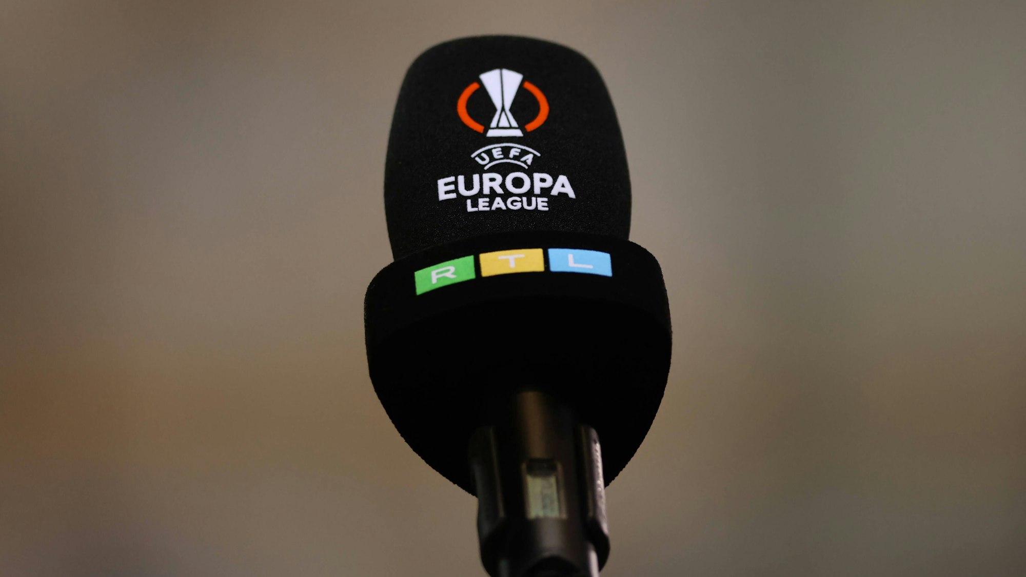 Ein Logo von RTL mit dem Sender-Logo und dem Logo der Europa League