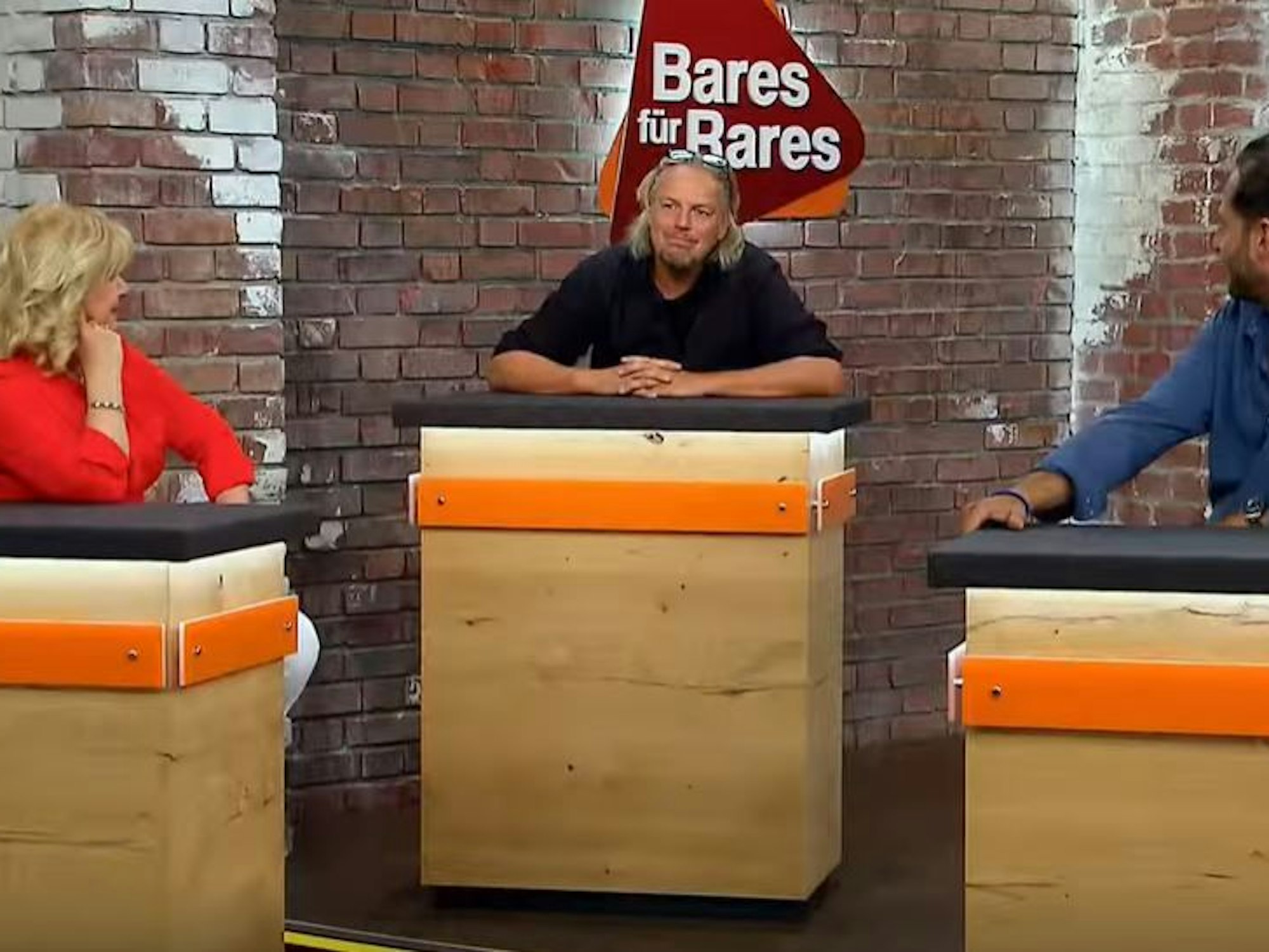 Jos van Katwijk sitzt bei „Bares für Rares“ im Händlerraum.