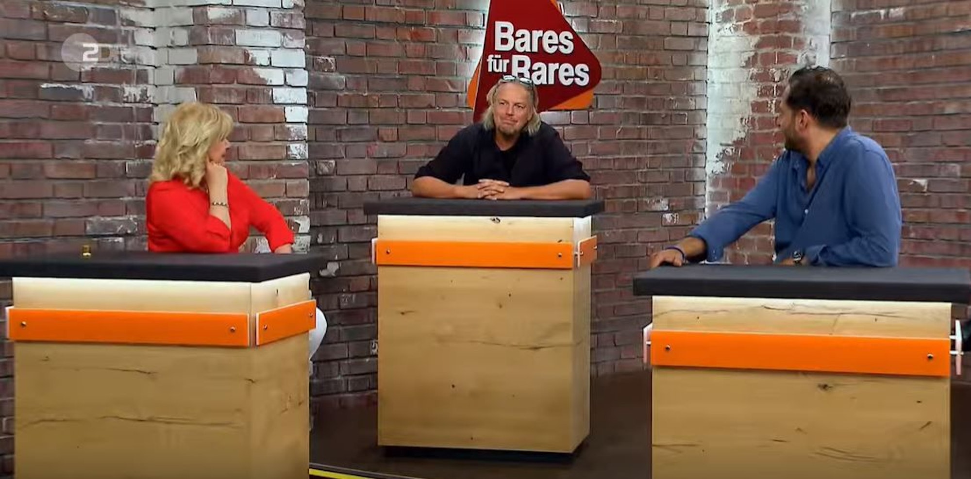 Jos van Katwijk bietet um ein Schmuckstück bei „Bares für Rares“.