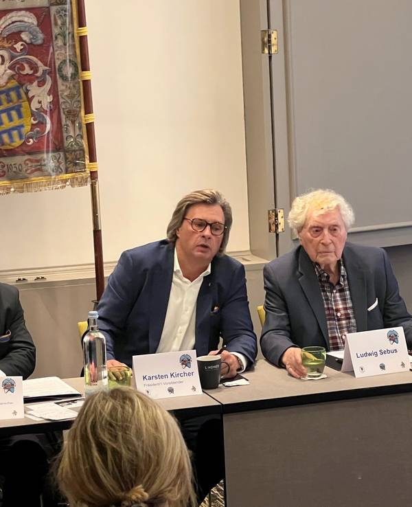 Rolf Pieper, Karsten Kircher und Ludwig Sebus sitzen auf dem Podium