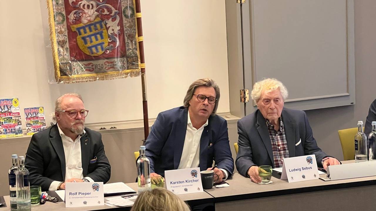 Rolf Pieper, Karsten Kircher und Ludwig Sebus sitzen auf dem Podium