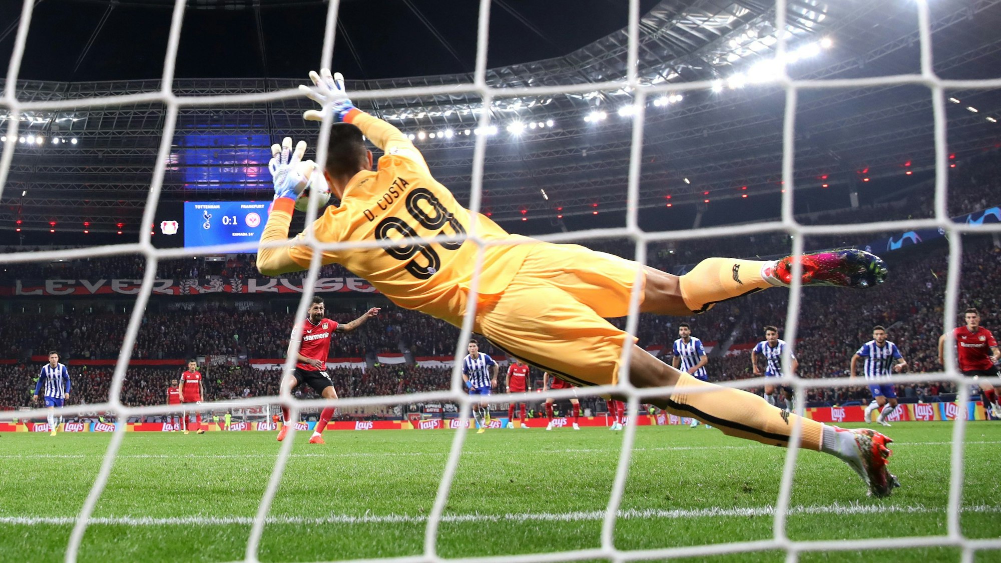 Diogo Costa pariert in der Champions League beim Spiel des FC Porto bei Bayer Leverkusen einen Elfmeter von Kerem Demirbay
