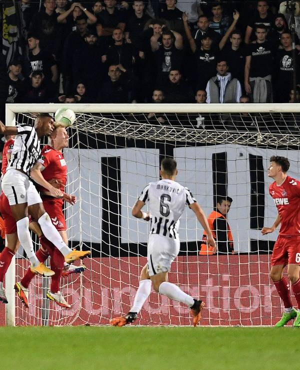 Ricardo Gomes von Partizan Belgrad köpft gegen Kristian Pedersen zum 2:0-Siegtreffer (13. Oktober 2022).