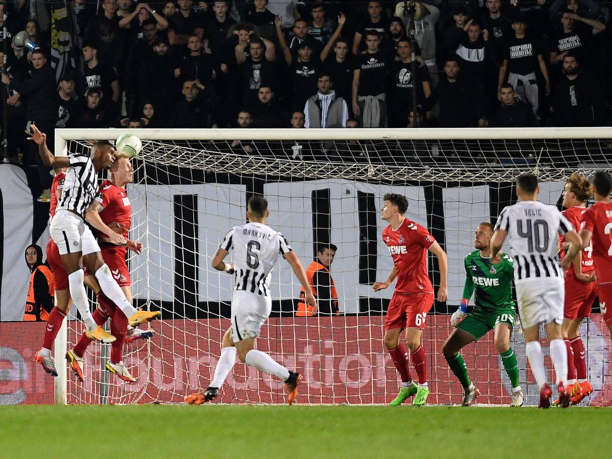 Ricardo Gomes von Partizan Belgrad köpft gegen Kristian Pedersen zum 2:0-Siegtreffer (13. Oktober 2022).