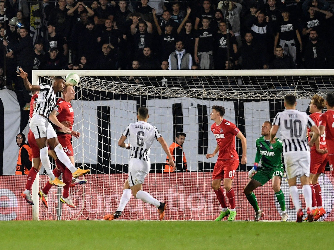 Ricardo Gomes von Partizan Belgrad köpft gegen Kristian Pedersen zum 2:0-Siegtreffer (13. Oktober 2022).
