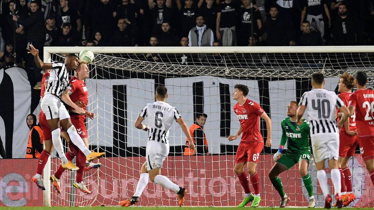 Ricardo Gomes von Partizan Belgrad köpft gegen Kristian Pedersen zum 2:0-Siegtreffer (13. Oktober 2022).