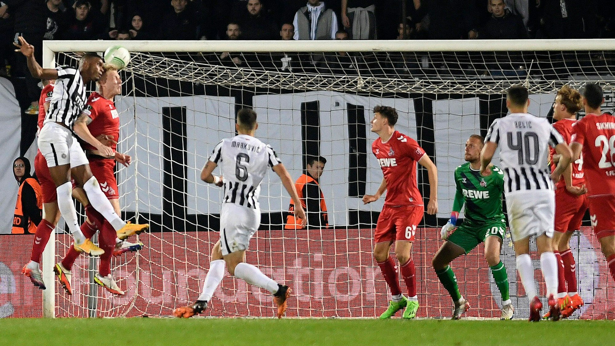 Ricardo Gomes von Partizan Belgrad köpft gegen Kristian Pedersen zum 2:0-Siegtreffer (13. Oktober 2022).