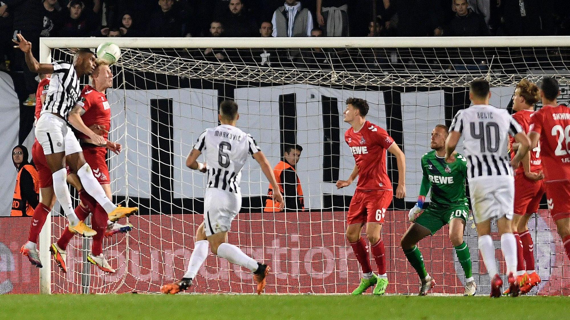 Ricardo Gomes von Partizan Belgrad köpft gegen Kristian Pedersen zum 2:0-Siegtreffer (13. Oktober 2022).