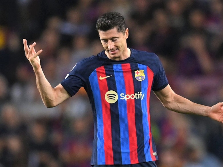Robert Lewandowski gestikuliert beim Spiel des FC Barcelona in der Champions League.